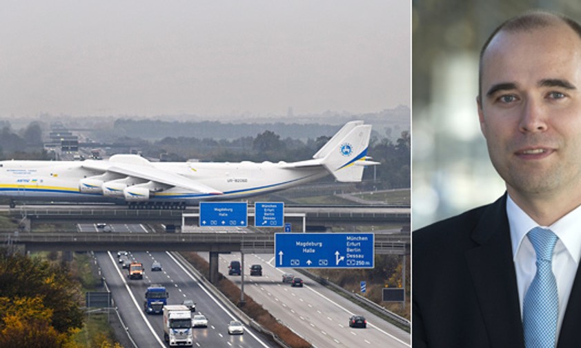An-225 in Leipzig/Halle und Airport-Chef Johannes Jähn.