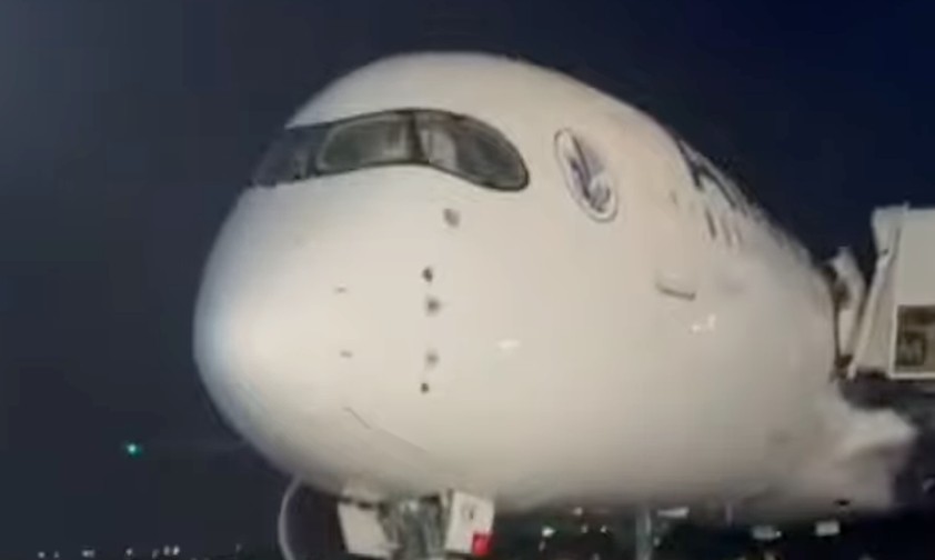 Airbus A350 von Air France nach der Landung in Abidjan: Die Passagiere konnten das Flugzeug über Treppen verlassen.