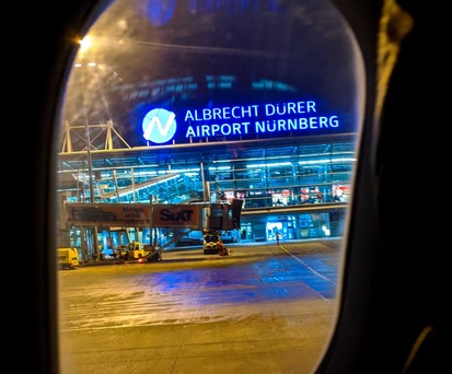 Blick auf den Flughafen Nürnberg bei Nacht: Die nächtlichen Flüge sind um 30 Prozent gestiegen.