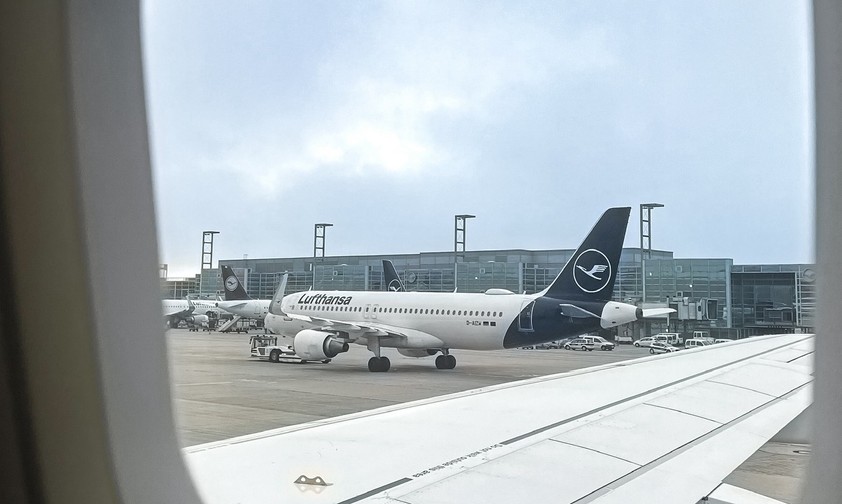 Lufthansa-Airbus A320 aus einem Flugzeug: Am 13. und 14. April fallen hunderte Flüge aus.