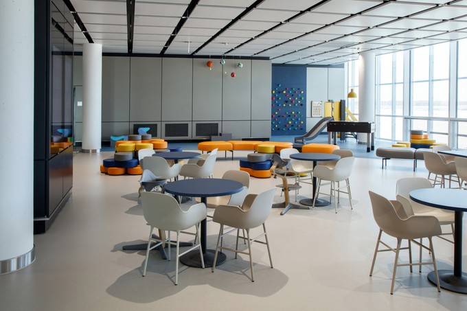 Wartebereich mit Kinderspielecke.