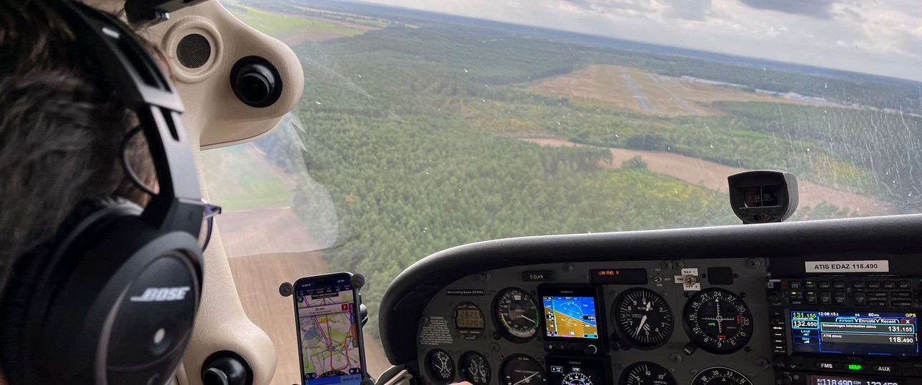 Anflug auf den Flugplatz Schönhagen: Kleinere Plätze könnten auch ohne Flugleiter auskommen.