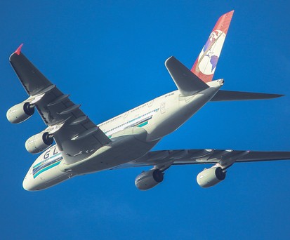 Airbus A380 von Global Airlines nach dem Start in Dresden: Jetzt kommt die Kabine.