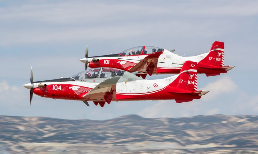 Tusaș Hürkuş-II im Tandem im Dienste der Turkish Air Force