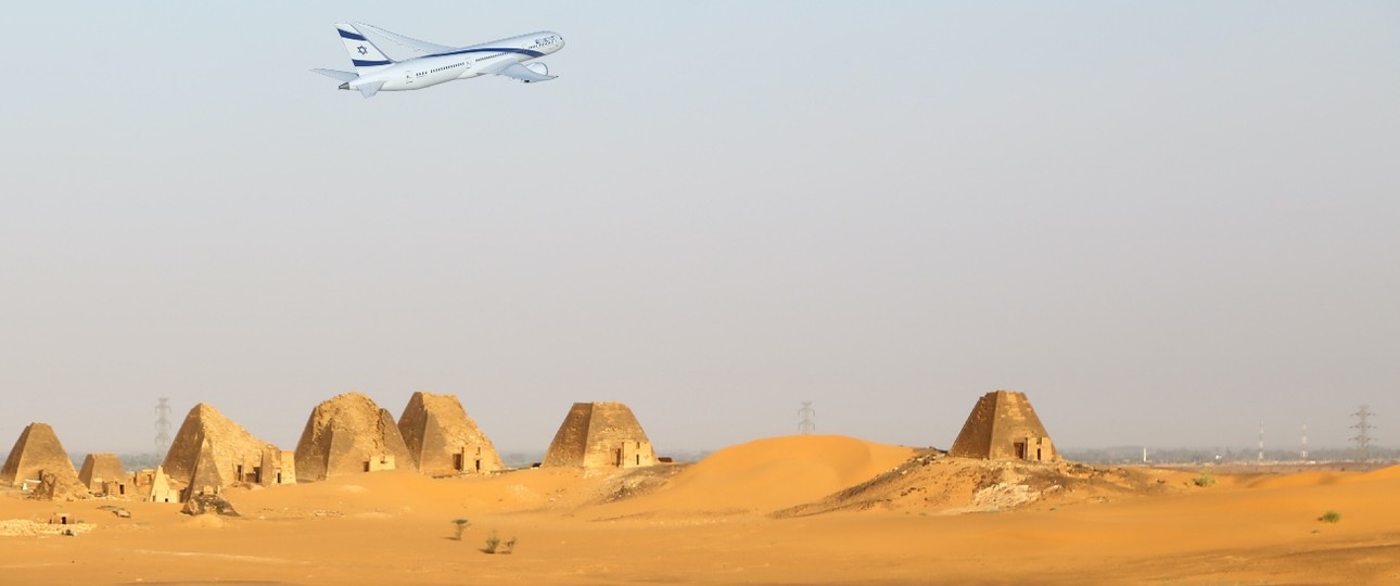 Dreamliner von El Al über nubischen Pyramiden (Montage): Die israelische Nationalairline überflog erstmals den Sudan.