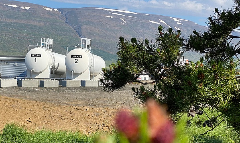 Tanks für Kerosin an einem Flughafen in Island: Einiges wird sich ändern.