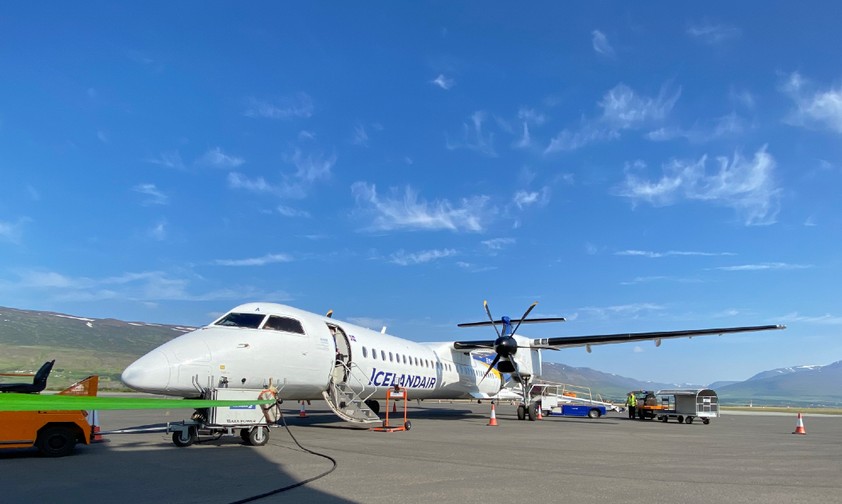 Da Havilland Canada Dash 8 von Icelandair in Akureyri: Bald sollen hier auch größere Flugzeuge zu sehen sein.