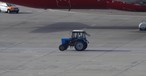 Blauer Traktor am Flughafen Novosibirsk: Drei Flugzeuge mussten durchstarten. 