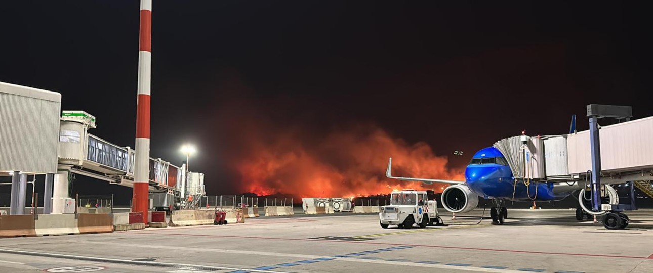Ita-Airways-Jet am Airport Palermo, im Hintergrund Flammen: Betrieb wurde ausgesetzt.