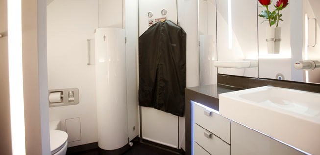 In der First-Class-Toilette der Airbus A380 von Lufthansa gibt es ein Urinal - dezent verdeckt von einer Verkleidung.