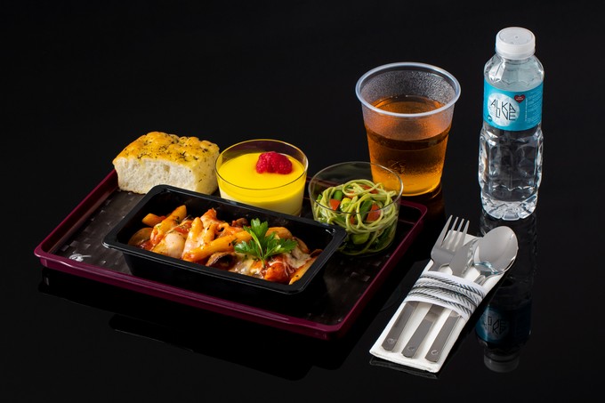 Auch Qatar Airways hat das Essenskonzept überarbeitet. Die Portionen sollen 25 bis 50 Prozent größer sein als bisher.