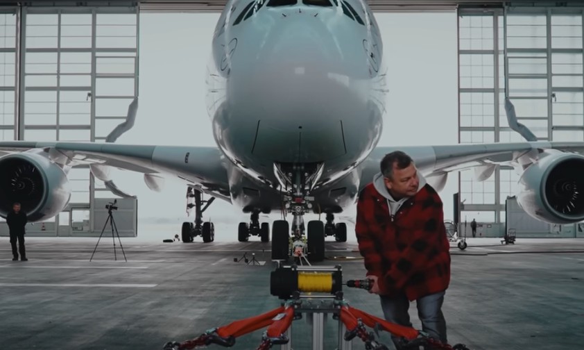 Airbus A380 von Lufthansa: Der Superjumbo wurde von einem Akkuschrauber gezogen.