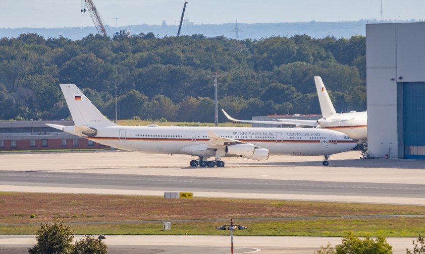 Der Airbus A340 mit der Registrierung 16+02 in Köln/Bonn: Bye bye.