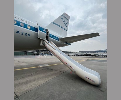 Die D-AICH nach dem Malheur in Frankfurt: Die Notrutsche des Airbus A320 löste sich.
