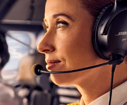 Eine Pilotin trägt das Bose A30-Headset: Nach 13 Jahren das erste Mal ein neues.