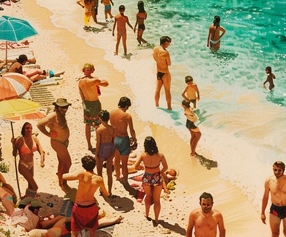 Touristinnen und Touristen an einem europäischen Strand: Sorgen für einen Sommerboom bei Flugreisen.