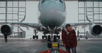 Airbus A380 von Lufthansa: Der Superjumbo wurde von einem Akkuschrauber gezogen.