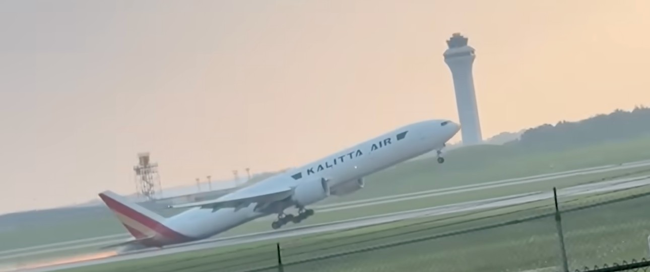 Boeing 777 von Kalitta Air: Funken schlagen.