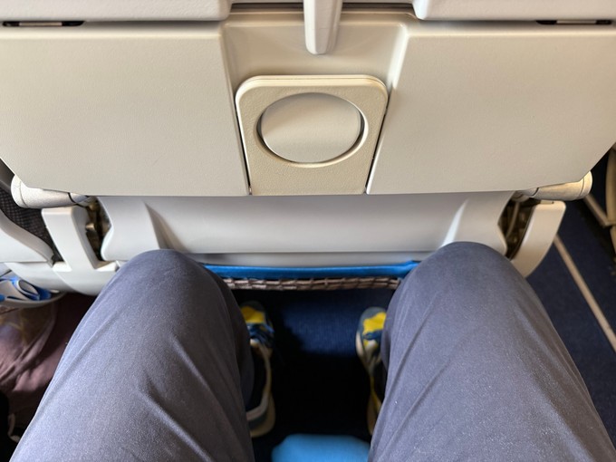 Der SItzabstand reicht für eine mittelgroße Person selbst bei ausgestreckten Beinen gut.