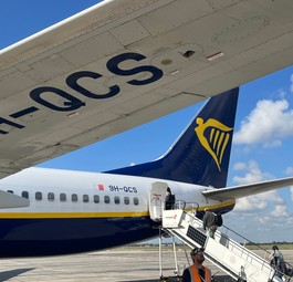 Eine Boeing 737 Malta Air am Flughafen BER: Das Cockpitpersonal verhandelt über einen neuen Tarifvertrag mit dem Management. 