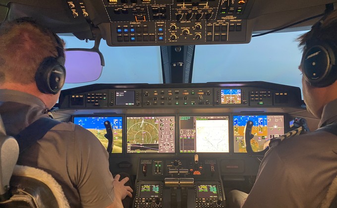 Das Cockpit des Fliegers. Weil die Maschine weit fliegen kann, hat die G650 von Flexjet auch ein Crew Rest, wo sich die Besatzung erholen kann.