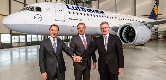 Im Januar 2016 hatte Lufthansa den ersten A320 Neo übernommen. Im Bild zu sehen, von links nach rechts: der damalige Airbus-Chef Fabrice Brégier, Lufthansa-Chef Carsten Spohr und Robert Leduc, Präsident von Pratt &amp; Whitney.

&nbsp;

&nbsp;