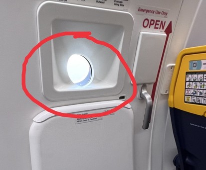 Das Bild aus der Ryanair-Antwort: Es hat durchaus ein Fenster ...