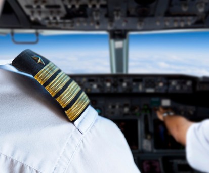 Piloten in einem Cockpit: In den USA steht ein Fake-Pilot vor Gericht.