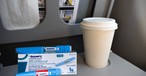 Eine Schachtel Ozempic auf einem Flugzeugtisch: Airlines könnten durch leichtere Reisende Millionengewinne entstehen.