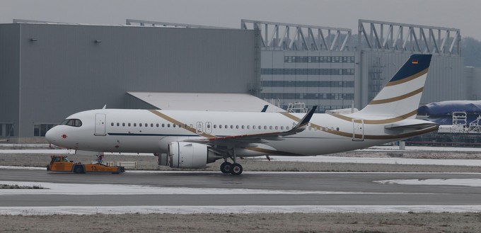 Aufnahme aus Hamburg-Finkenwerder: Es soll sich um den A320 Neo von Air Luther handeln.