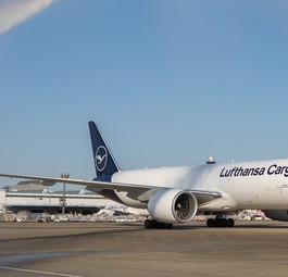 Die Boeing 777 F mit der Kennung Kennzeichen D-ALFF trägt den Taufnamen Konichiwa: Vorerst heißt es mal Saynoara.