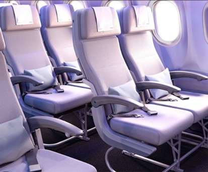 Gewölbte Seitenwände vermitteln in der Kabine das Gefühl von mehr Raum. Was auffällt: Am Fenster sind keine Sonnenblenden erkennbar.