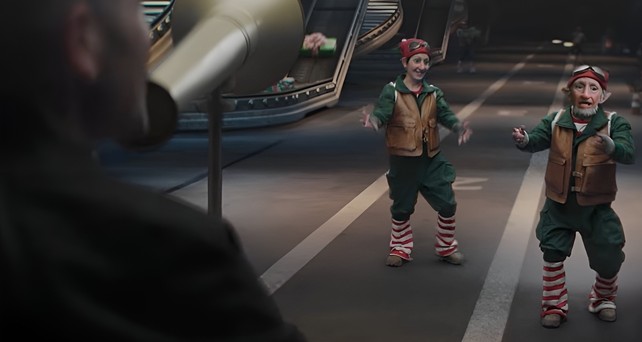 Weihnachtsspot 2025 von Aena: Elfen spielen eine zentrale Rolle.