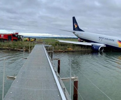 Boeing 737-400 von West Atlantic: Nach der Landung im See gelandet.
