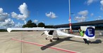 Pilot Hendrik Heerschap schiebt die Pipistrel Velis Electro in Position.