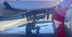 Die Safair-Boeing nach der Landung: Die Flughafenfeuerwehr hat das Fahrwerk gekühlt.