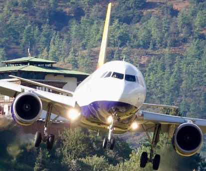 Schon der Anflug auf Paro, den internationalen Flughafen von Bhutan, ist spektakulär.