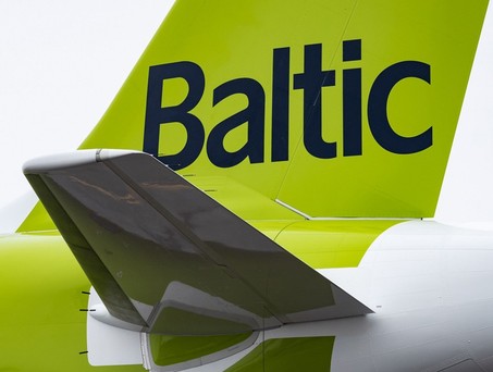 Leitwerk eines Airbus A220 von Air Baltic: Die Fluggesellschaft muss sparen.