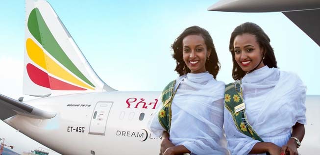 Flugbegleiterinnen vor einem Dreamliner: Fliegt Ethiopian Airlines künftig auch mit A350?