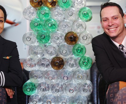 Pilotinnen und Flugbegleiter tragen künftig Plastikflaschen