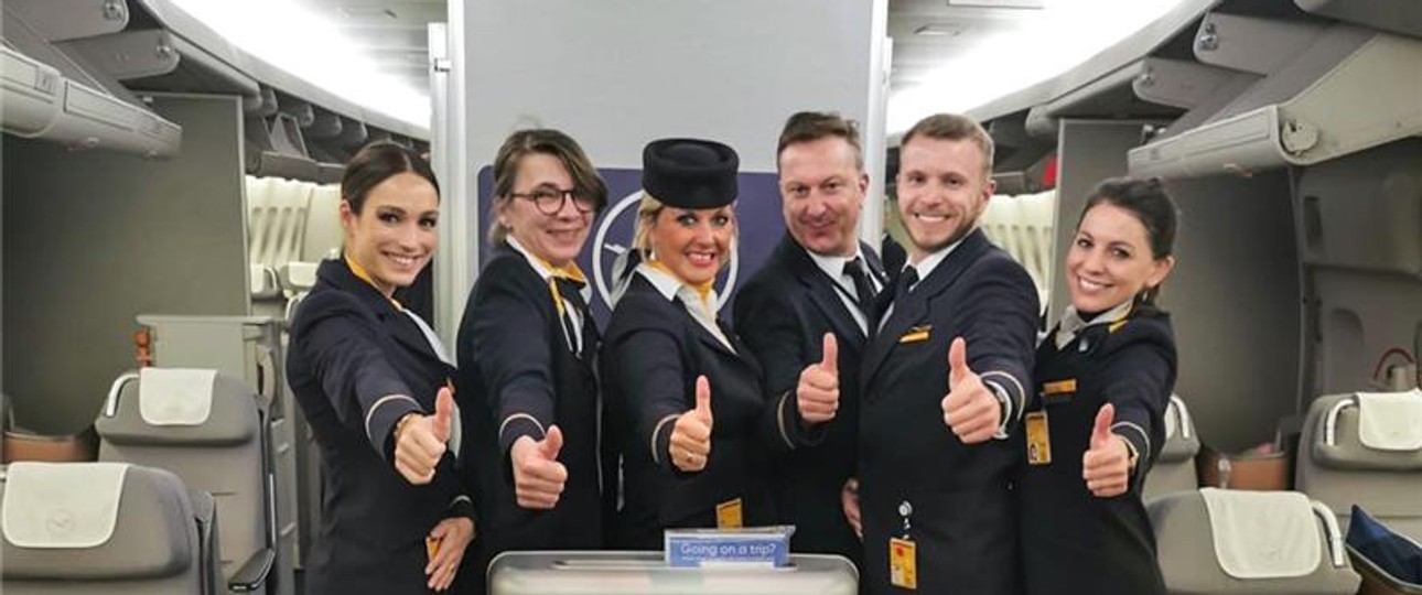 Crew eines Lufthansa-Rückholflugs: Die Airline holte Tausende Urlauber zurück.