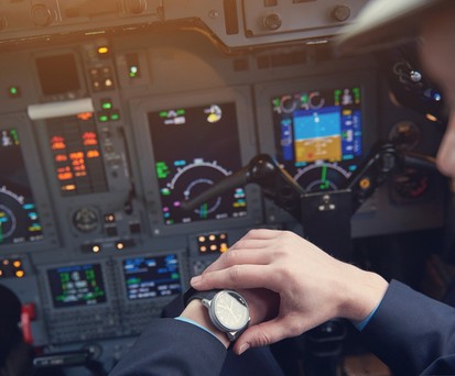 Blick auf die Uhr: Airlines wollen pünktlich sein.