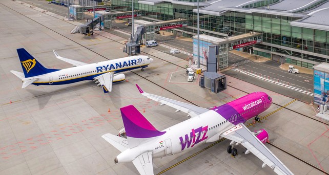 Flugzeuge von Ryanair und Wizz Air am Flughafen Wroclaw: Laut einer DLR-Analyse bietet Wizz Air die durchschnittlich günstigsten Preise.