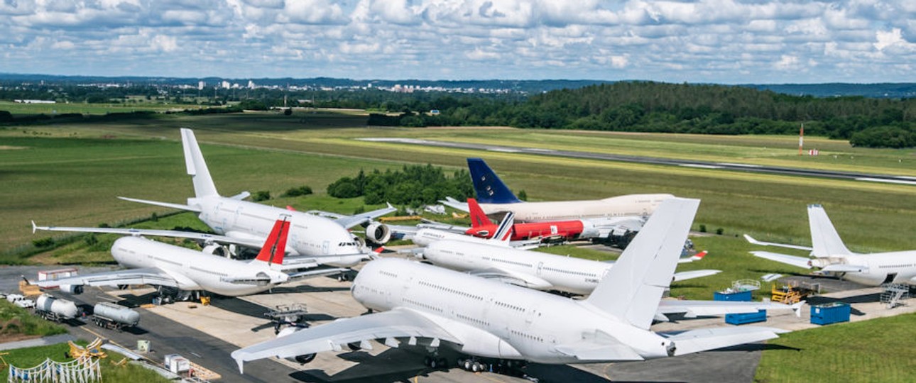 Parkplatz von Tarmac Aerosave: Zwei A380 werden auseinander geschraubt.