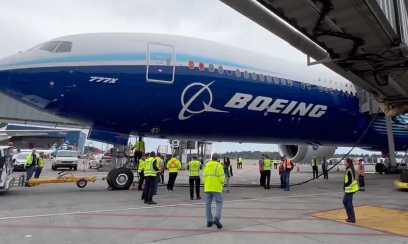 Die Boeing 777-9, die größere Variante der 777X am am Gate in Seattle/Tacoma: Passt.