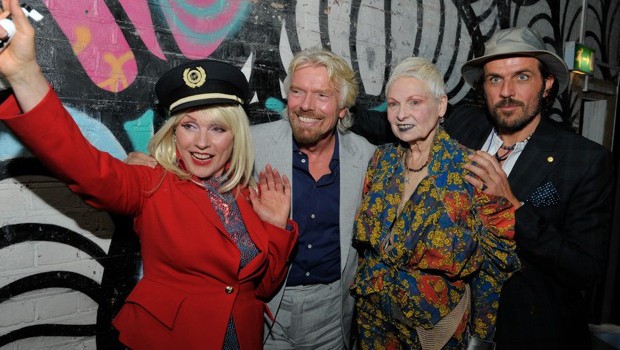 Virgin-Atlantic-Chef Richard Branson konnte keine Geringere als Vivienne Westwood verpflichten, die neuen Uniformen seiner Airline zu designen.