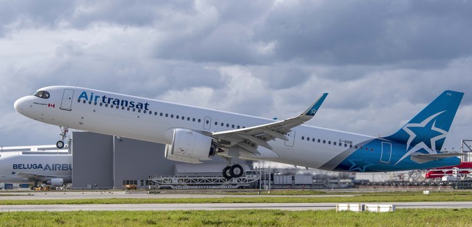 Wenn auch in etwas hellerem Blau: Auch Air Transat gesellt sich mit ihren Airbus A321LR in den blau-weißen Club.