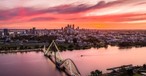Der Swan River in Perth bei Sonnenuntergang