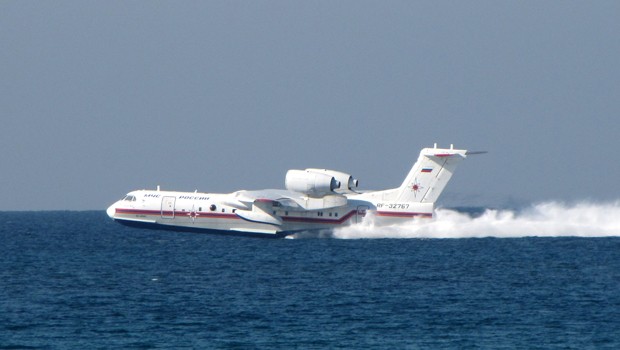 Der russische Produzent Berijew präsentiert seine Be-200. Sie ist für die Seeraumüberwachung, Löscheinsätze, Passagier- oder Frachttransport geeignet.