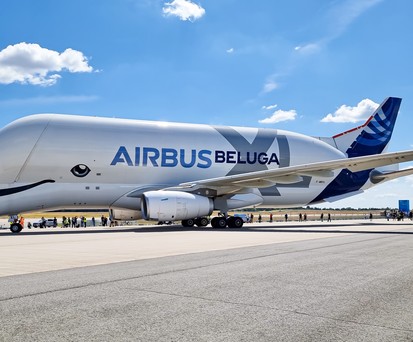 Beluga XL: Der Flieger mit dem riesigen Rumpf transportiert für Airbus Flugzeugteile.